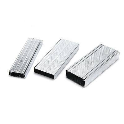 Goede prijs 100mm van de het Kanaalmuur van Breedtefurring Materiaal van het het Spoor het Lichte Staal voor Verdelingsmuur online