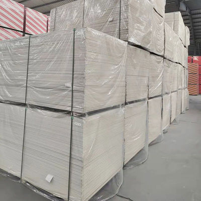 Direct verkoop Nieuw aangekomen 1200X2400Mm Vormbestand Plaatstenen Drywall Ontzwaveling Gips